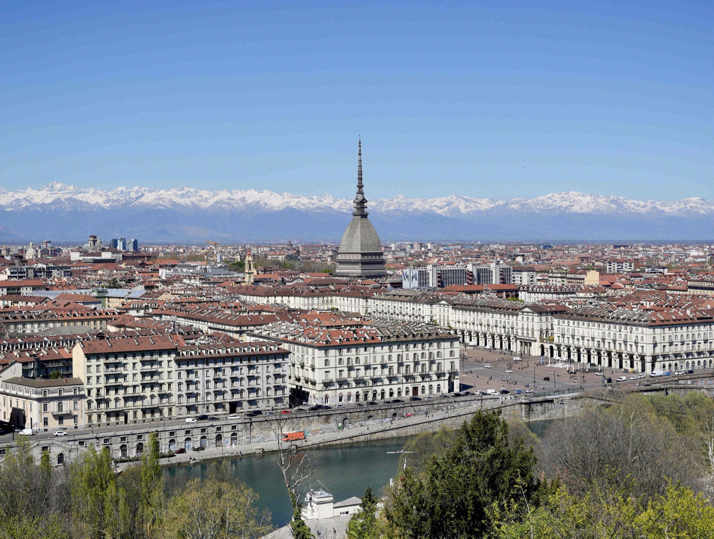 Blick über Turin mit der Mole Antonelliana und den Alpen