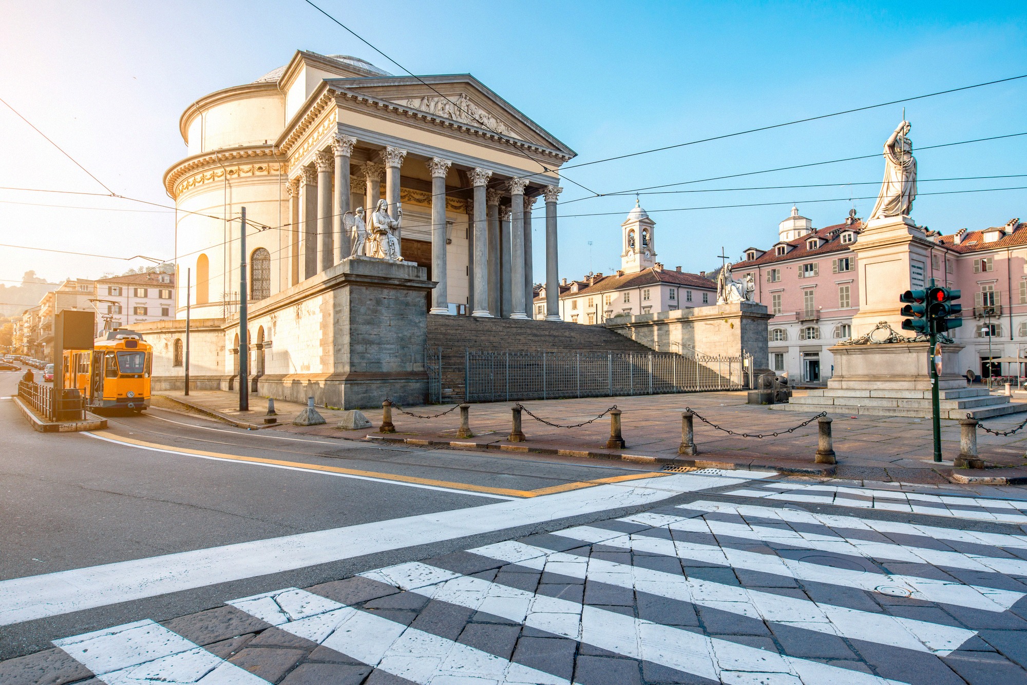 Die neoklassische Basilika Gran Madre di Dio mit ihrer charakteristischen gelben Straßenbahn ist ein ikonisches Bild Turins.
