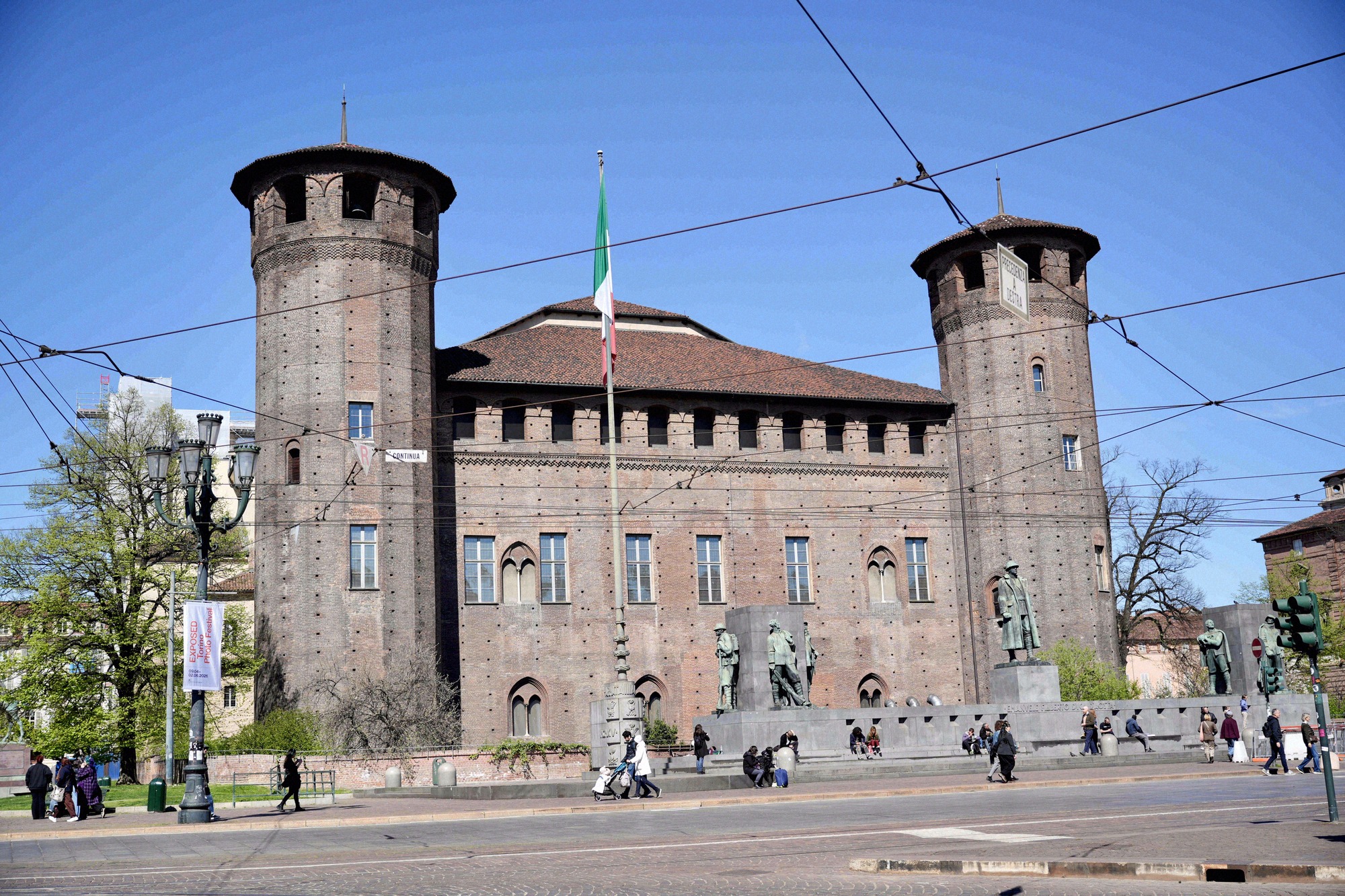 Mittelalterlicher Kern des Palazzo Madama auf der Piazza Castello mit den charakteristischen Ecktürmen und einem Denkmal im Vordergrund.