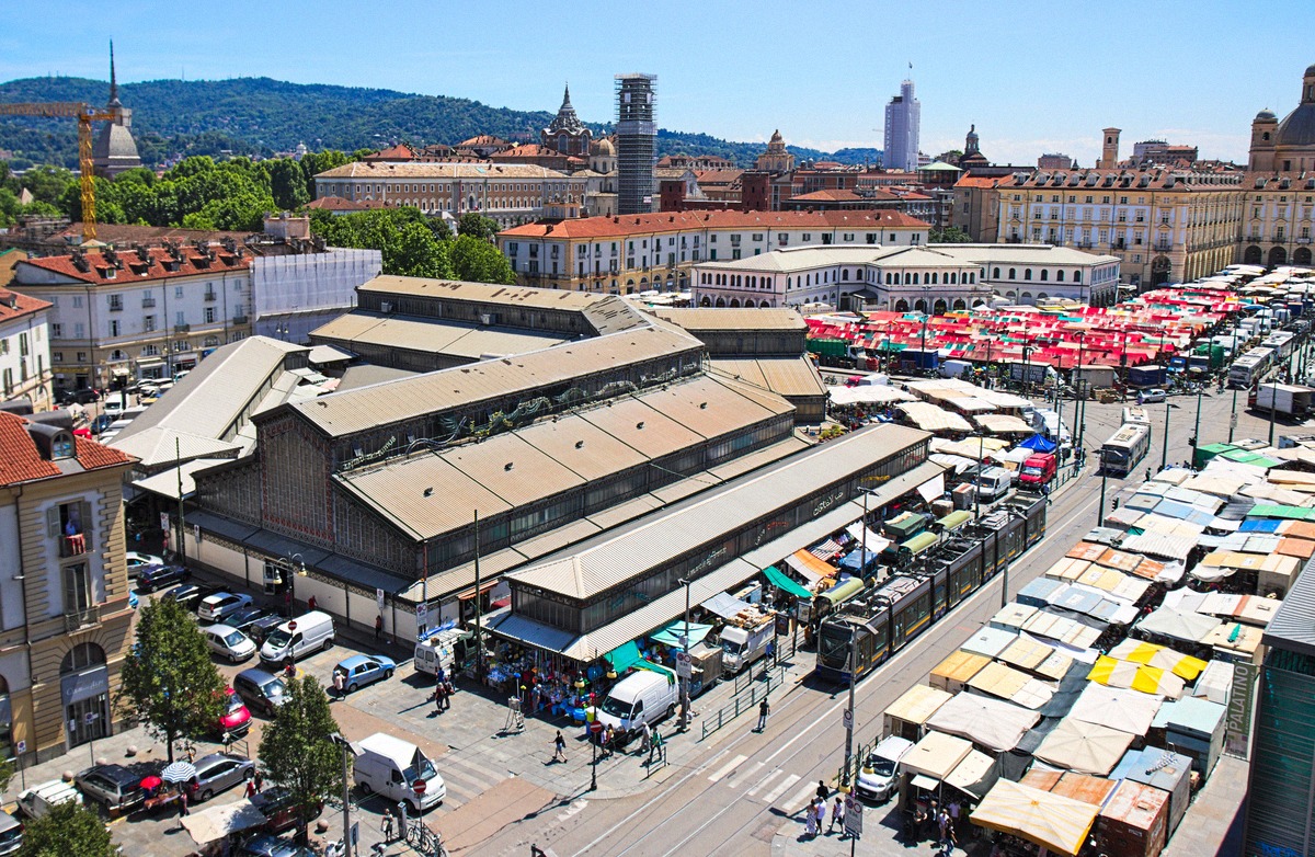 Der Mercato di Porta Palazzo auf der Piazza della Repubblica von oben