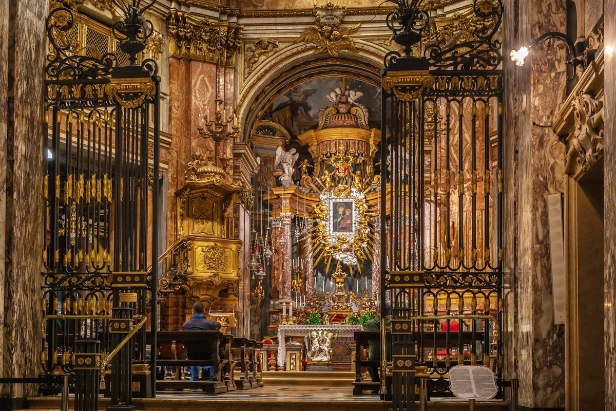 Der vergoldete Altarraum des Santuario della Consolata mit dem Gnadenbild